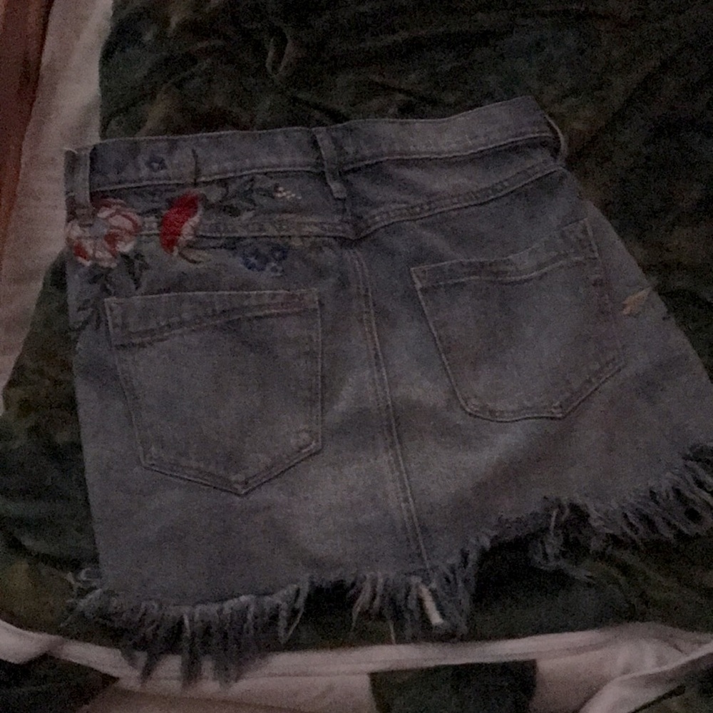 Distressed enim boho embroidered floral mini skirt - Picture 2 of 10